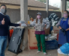 A Secretaria de Estado do Desenvolvimento Sustentável e do Turismo entregou 2.185 máscaras de pano para 29 cooperativas de materiais reciclados de 24 municípios paranaenses. A ação busca proteger os catadores de materiais recicláveis durante a pandemia do Covid-19. O repasse aconteceu a partir de segunda-feira (01). Foto: Divulgação/SEDEST