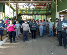 A Secretaria de Estado do Desenvolvimento Sustentável e do Turismo entregou 2.185 máscaras de pano para 29 cooperativas de materiais reciclados de 24 municípios paranaenses. A ação busca proteger os catadores de materiais recicláveis durante a pandemia do Covid-19. O repasse aconteceu a partir de segunda-feira (01). Foto: Divulgação/SEDEST