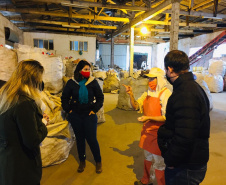 A Secretaria de Estado do Desenvolvimento Sustentável e do Turismo entregou 2.185 máscaras de pano para 29 cooperativas de materiais reciclados de 24 municípios paranaenses. A ação busca proteger os catadores de materiais recicláveis durante a pandemia do Covid-19. O repasse aconteceu a partir de segunda-feira (01). Foto: Divulgação/SEDEST