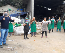 A Secretaria de Estado do Desenvolvimento Sustentável e do Turismo entregou 2.185 máscaras de pano para 29 cooperativas de materiais reciclados de 24 municípios paranaenses. A ação busca proteger os catadores de materiais recicláveis durante a pandemia do Covid-19. O repasse aconteceu a partir de segunda-feira (01). Foto: Divulgação/SEDEST