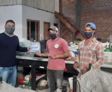 A Secretaria de Estado do Desenvolvimento Sustentável e do Turismo entregou 2.185 máscaras de pano para 29 cooperativas de materiais reciclados de 24 municípios paranaenses. A ação busca proteger os catadores de materiais recicláveis durante a pandemia do Covid-19. O repasse aconteceu a partir de segunda-feira (01). Foto: Divulgação/SEDEST