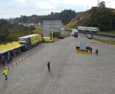 de proteção e prevenção aos profissionais que cortam as rodovias do Paraná garantindo o abastecimento das famílias, inclusive durante a pandemia de coronavírus.  
Foto: José Fernando Ogura/AEN