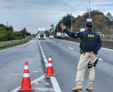 de proteção e prevenção aos profissionais que cortam as rodovias do Paraná garantindo o abastecimento das famílias, inclusive durante a pandemia de coronavírus.  
Foto: José Fernando Ogura/AEN