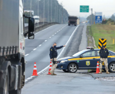 de proteção e prevenção aos profissionais que cortam as rodovias do Paraná garantindo o abastecimento das famílias, inclusive durante a pandemia de coronavírus.  
Foto: José Fernando Ogura/AEN
