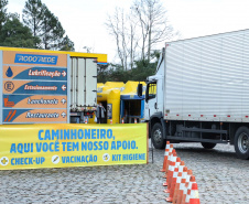 de proteção e prevenção aos profissionais que cortam as rodovias do Paraná garantindo o abastecimento das famílias, inclusive durante a pandemia de coronavírus.  
Foto: José Fernando Ogura/AEN