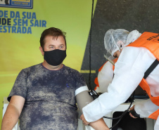 de proteção e prevenção aos profissionais que cortam as rodovias do Paraná garantindo o abastecimento das famílias, inclusive durante a pandemia de coronavírus.  
Foto: José Fernando Ogura/AEN