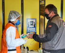 de proteção e prevenção aos profissionais que cortam as rodovias do Paraná garantindo o abastecimento das famílias, inclusive durante a pandemia de coronavírus.  
Foto: José Fernando Ogura/AEN