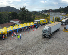 de proteção e prevenção aos profissionais que cortam as rodovias do Paraná garantindo o abastecimento das famílias, inclusive durante a pandemia de coronavírus.  
Foto: José Fernando Ogura/AEN
