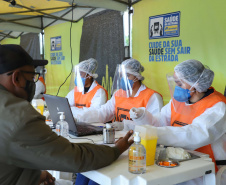 de proteção e prevenção aos profissionais que cortam as rodovias do Paraná garantindo o abastecimento das famílias, inclusive durante a pandemia de coronavírus.  
Foto: José Fernando Ogura/AEN