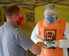 de proteção e prevenção aos profissionais que cortam as rodovias do Paraná garantindo o abastecimento das famílias, inclusive durante a pandemia de coronavírus.  
Foto: José Fernando Ogura/AEN