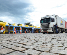 de proteção e prevenção aos profissionais que cortam as rodovias do Paraná garantindo o abastecimento das famílias, inclusive durante a pandemia de coronavírus.  
Foto: José Fernando Ogura/AEN
