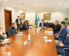 O presidente do Tribunal de Justiça do Paraná (TJPR), desembargador Adalberto Xisto Pereira, oficializou nesta terça-feira (9), em cerimônia no Palácio Iguaçu, um repasse de R$ 26 milhões para ações de combate ao novo coronavírus no Estado. Cerca de R$ 23 milhões já foram transferidos aos 399 municípios para ações emergenciais e os demais recursos serão usados pela Secretaria de Estado da Saúde para compra de insumos.
