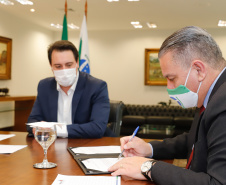 O presidente do Tribunal de Justiça do Paraná (TJPR), desembargador Adalberto Xisto Pereira, oficializou nesta terça-feira (9), em cerimônia no Palácio Iguaçu, um repasse de R$ 26 milhões para ações de combate ao novo coronavírus no Estado. Cerca de R$ 23 milhões já foram transferidos aos 399 municípios para ações emergenciais e os demais recursos serão usados pela Secretaria de Estado da Saúde para compra de insumos.
