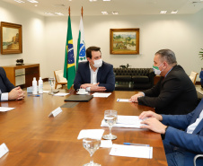 O presidente do Tribunal de Justiça do Paraná (TJPR), desembargador Adalberto Xisto Pereira, oficializou nesta terça-feira (9), em cerimônia no Palácio Iguaçu, um repasse de R$ 26 milhões para ações de combate ao novo coronavírus no Estado. Cerca de R$ 23 milhões já foram transferidos aos 399 municípios para ações emergenciais e os demais recursos serão usados pela Secretaria de Estado da Saúde para compra de insumos.
