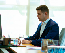 O Governo do Paraná prepara um novo pacote de estímulo à economia que deve ser anunciado entre julho e agosto. A informação foi antecipada pelo chefe da Casa Civil, Guto Silva, em entrevista à rádio CBN Curitiba nesta quarta-feira (10). O pacote deve incluir medidas de apoio a empresários, à manutenção de a investimentos privados no Estado e de incentivo às compras de pequenos comerciantes pela população.