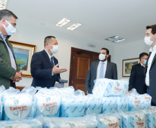 O Paraná recebeu 400 mil máscaras cirúrgicas do Escritório Econômico e Cultural de Taipei no Brasil, organização que representa os interesses de Taiwan no País