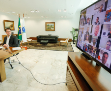 O governador Carlos Massa Ratinho Junior se reuniu virtualmente com os secretários estaduais nesta quarta-feira (17) e reforçou a orientação de manter a política de rigidez sobre os gastos públicos e as formas mais transparentes de contratação de obras, serviços e materiais.