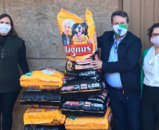 A Secretaria de Estado do Desenvolvimento Sustentável e do Turismo, com apoio da Frente das Organizações da Proteção Animal no Paraná (Fopar), está realizando a entrega de 5 toneladas de ração para 52 entidades de proteção animal, de 40 municípios paranaenses. Mais de 10 animais serão beneficiados. 
Foto: SEDEST