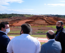 O governador Carlos Massa Ratinho Junior participou nesta quinta-feira (18) de uma reunião com a direção brasileira de Itaipu Binacional, em Foz do Iguaçu, e destacou que a parceria entre o Estado e a hidrelétrica é fundamental para ajudar o Paraná na retomada da economia. Na foto, vistoria da ampliação da pista de pouso e decolagem do aeroporto de Foz do Iguaçu