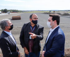 O governador Carlos Massa Ratinho Junior participou nesta quinta-feira (18) de uma reunião com a direção brasileira de Itaipu Binacional, em Foz do Iguaçu, e destacou que a parceria entre o Estado e a hidrelétrica é fundamental para ajudar o Paraná na retomada da economia. Na foto, vistoria da ampliação da pista de pouso e decolagem do aeroporto de Foz do Iguaçu