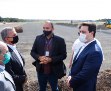 O governador Carlos Massa Ratinho Junior participou nesta quinta-feira (18) de uma reunião com a direção brasileira de Itaipu Binacional, em Foz do Iguaçu, e destacou que a parceria entre o Estado e a hidrelétrica é fundamental para ajudar o Paraná na retomada da economia. Na foto, vistoria da ampliação da pista de pouso e decolagem do aeroporto de Foz do Iguaçu
