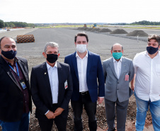 O governador Carlos Massa Ratinho Junior participou nesta quinta-feira (18) de uma reunião com a direção brasileira de Itaipu Binacional, em Foz do Iguaçu, e destacou que a parceria entre o Estado e a hidrelétrica é fundamental para ajudar o Paraná na retomada da economia. Na foto, vistoria da ampliação da pista de pouso e decolagem do aeroporto de Foz do Iguaçu