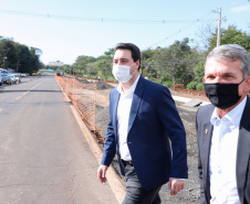O governador Carlos Massa Ratinho Junior participou nesta quinta-feira (18) de uma reunião com a direção brasileira de Itaipu Binacional, em Foz do Iguaçu, e destacou que a parceria entre o Estado e a hidrelétrica é fundamental para ajudar o Paraná na retomada da economia. Na foto, vistoria da ampliação da pista de pouso e decolagem do aeroporto de Foz do Iguaçu