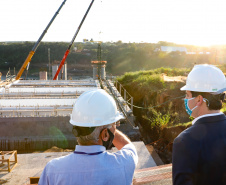 O governador Carlos Massa Ratinho Junior participou nesta quinta-feira (18) de uma reunião com a direção brasileira de Itaipu Binacional, em Foz do Iguaçu, e destacou que a parceria entre o Estado e a hidrelétrica é fundamental para ajudar o Paraná na retomada da economia.- Após a reunião, houve uma vistoria nas obras da Ponte da Integração Brasil-Paraguai, que estão em ritmo acelerado. 