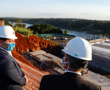O governador Carlos Massa Ratinho Junior participou nesta quinta-feira (18) de uma reunião com a direção brasileira de Itaipu Binacional, em Foz do Iguaçu, e destacou que a parceria entre o Estado e a hidrelétrica é fundamental para ajudar o Paraná na retomada da economia.- Após a reunião, houve uma vistoria nas obras da Ponte da Integração Brasil-Paraguai, que estão em ritmo acelerado. 