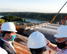 O governador Carlos Massa Ratinho Junior participou nesta quinta-feira (18) de uma reunião com a direção brasileira de Itaipu Binacional, em Foz do Iguaçu, e destacou que a parceria entre o Estado e a hidrelétrica é fundamental para ajudar o Paraná na retomada da economia.- Após a reunião, houve uma vistoria nas obras da Ponte da Integração Brasil-Paraguai, que estão em ritmo acelerado. 