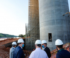O governador Carlos Massa Ratinho Junior participou nesta quinta-feira (18) de uma reunião com a direção brasileira de Itaipu Binacional, em Foz do Iguaçu, e destacou que a parceria entre o Estado e a hidrelétrica é fundamental para ajudar o Paraná na retomada da economia.- Após a reunião, houve uma vistoria nas obras da Ponte da Integração Brasil-Paraguai, que estão em ritmo acelerado. 