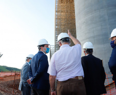 O governador Carlos Massa Ratinho Junior participou nesta quinta-feira (18) de uma reunião com a direção brasileira de Itaipu Binacional, em Foz do Iguaçu, e destacou que a parceria entre o Estado e a hidrelétrica é fundamental para ajudar o Paraná na retomada da economia.- Após a reunião, houve uma vistoria nas obras da Ponte da Integração Brasil-Paraguai, que estão em ritmo acelerado. 
