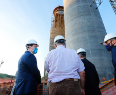O governador Carlos Massa Ratinho Junior participou nesta quinta-feira (18) de uma reunião com a direção brasileira de Itaipu Binacional, em Foz do Iguaçu, e destacou que a parceria entre o Estado e a hidrelétrica é fundamental para ajudar o Paraná na retomada da economia.- Após a reunião, houve uma vistoria nas obras da Ponte da Integração Brasil-Paraguai, que estão em ritmo acelerado. 