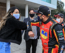 Uma rede de solidariedade organizada por dois pilotos, Lucas e Cristiano Bornemann, da Copa HB20, seus patrocinadores e a Hyundai Brasil arrecadou cerca de uma tonelada e meia de alimentos não perecíveis e 20 mil frascos de álcool spray aerosol na última semana. Os produtos foram entregues ao Governo do Estado nesta quinta-feira (18). A doação foi recebida pela primeira-dama Luciana Saito Massa, que preside o Conselho de Ação Solidária. Foto: Valdelino Pontes