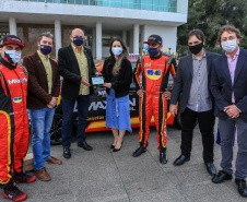 Uma rede de solidariedade organizada por dois pilotos, Lucas e Cristiano Bornemann, da Copa HB20, seus patrocinadores e a Hyundai Brasil arrecadou cerca de uma tonelada e meia de alimentos não perecíveis e 20 mil frascos de álcool spray aerosol na última semana. Os produtos foram entregues ao Governo do Estado nesta quinta-feira (18). A doação foi recebida pela primeira-dama Luciana Saito Massa, que preside o Conselho de Ação Solidária. Foto: Valdelino Pontes