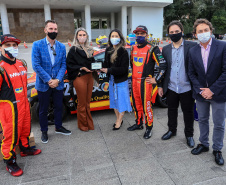 Uma rede de solidariedade organizada por dois pilotos, Lucas e Cristiano Bornemann, da Copa HB20, seus patrocinadores e a Hyundai Brasil arrecadou cerca de uma tonelada e meia de alimentos não perecíveis e 20 mil frascos de álcool spray aerosol na última semana. Os produtos foram entregues ao Governo do Estado nesta quinta-feira (18). A doação foi recebida pela primeira-dama Luciana Saito Massa, que preside o Conselho de Ação Solidária. Foto: Valdelino Pontes