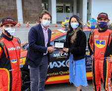 Uma rede de solidariedade organizada por dois pilotos, Lucas e Cristiano Bornemann, da Copa HB20, seus patrocinadores e a Hyundai Brasil arrecadou cerca de uma tonelada e meia de alimentos não perecíveis e 20 mil frascos de álcool spray aerosol na última semana. Os produtos foram entregues ao Governo do Estado nesta quinta-feira (18). A doação foi recebida pela primeira-dama Luciana Saito Massa, que preside o Conselho de Ação Solidária. Foto: Valdelino Pontes