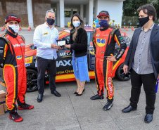 Uma rede de solidariedade organizada por dois pilotos, Lucas e Cristiano Bornemann, da Copa HB20, seus patrocinadores e a Hyundai Brasil arrecadou cerca de uma tonelada e meia de alimentos não perecíveis e 20 mil frascos de álcool spray aerosol na última semana. Os produtos foram entregues ao Governo do Estado nesta quinta-feira (18). A doação foi recebida pela primeira-dama Luciana Saito Massa, que preside o Conselho de Ação Solidária. Foto: Valdelino Pontes