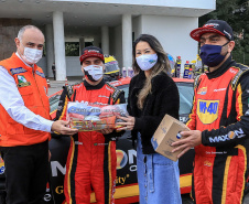 Uma rede de solidariedade organizada por dois pilotos, Lucas e Cristiano Bornemann, da Copa HB20, seus patrocinadores e a Hyundai Brasil arrecadou cerca de uma tonelada e meia de alimentos não perecíveis e 20 mil frascos de álcool spray aerosol na última semana. Os produtos foram entregues ao Governo do Estado nesta quinta-feira (18). A doação foi recebida pela primeira-dama Luciana Saito Massa, que preside o Conselho de Ação Solidária. Foto: Valdelino Pontes