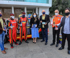 Uma rede de solidariedade organizada por dois pilotos, Lucas e Cristiano Bornemann, da Copa HB20, seus patrocinadores e a Hyundai Brasil arrecadou cerca de uma tonelada e meia de alimentos não perecíveis e 20 mil frascos de álcool spray aerosol na última semana. Os produtos foram entregues ao Governo do Estado nesta quinta-feira (18). A doação foi recebida pela primeira-dama Luciana Saito Massa, que preside o Conselho de Ação Solidária. Foto: Valdelino Pontes