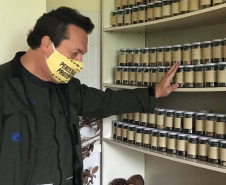 O Instituto Água e Terra, vinculado à Secretaria de Estado do Desenvolvimento Sustentável e do Turismo, distribui gratuitamente mudas de mais de 100 espécies nativas para todo o Estado. Entre elas estão araucária, jabuticaba, canela, peroba, imbuia e erva-mate, que formam parte da vegetação existente no Paraná. Apenas no ano passado foram cerca de 1,6 milhão de unidades.

Foto:IAT
