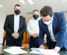 Governador Carlos MassaRatinho Junior assina o  decreto (4.885/20) com novas recomendações para restringir a circulação de pessoas nos municípios que compõem a Região Metropolitana de Curitiba. 