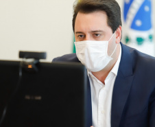 Governador Carlos MassaRatinho Junior assina o  decreto (4.885/20) com novas recomendações para restringir a circulação de pessoas nos municípios que compõem a Região Metropolitana de Curitiba. 