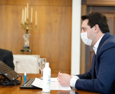 Governador Carlos MassaRatinho Junior assina o  decreto (4.885/20) com novas recomendações para restringir a circulação de pessoas nos municípios que compõem a Região Metropolitana de Curitiba. 