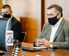 Governador Carlos MassaRatinho Junior assina o  decreto (4.885/20) com novas recomendações para restringir a circulação de pessoas nos municípios que compõem a Região Metropolitana de Curitiba. 