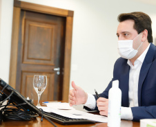 Governador Carlos MassaRatinho Junior assina o  decreto (4.885/20) com novas recomendações para restringir a circulação de pessoas nos municípios que compõem a Região Metropolitana de Curitiba. 