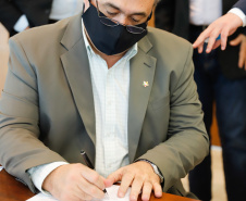 Governador Carlos MassaRatinho Junior assina o  decreto (4.885/20) com novas recomendações para restringir a circulação de pessoas nos municípios que compõem a Região Metropolitana de Curitiba. 