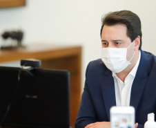 O governador Carlos Massa Ratinho Junior assinou nesta sexta-feira (19) o decreto 4.886/20 que orienta os municípios de todo o Estado a considerar a restrição da comercialização e do consumo de bebidas alcoólicas em locais públicos depois das 22 horas e até a 6 horas do dia seguinte. O texto terá validade de 14 dias a partir deste sábado (20).