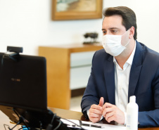 O governador Carlos Massa Ratinho Junior assinou nesta sexta-feira (19) o decreto 4.886/20 que orienta os municípios de todo o Estado a considerar a restrição da comercialização e do consumo de bebidas alcoólicas em locais públicos depois das 22 horas e até a 6 horas do dia seguinte. O texto terá validade de 14 dias a partir deste sábado (20).