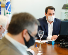 O governador Carlos Massa Ratinho Junior assinou nesta sexta-feira (19) o decreto 4.886/20 que orienta os municípios de todo o Estado a considerar a restrição da comercialização e do consumo de bebidas alcoólicas em locais públicos depois das 22 horas e até a 6 horas do dia seguinte. O texto terá validade de 14 dias a partir deste sábado (20).